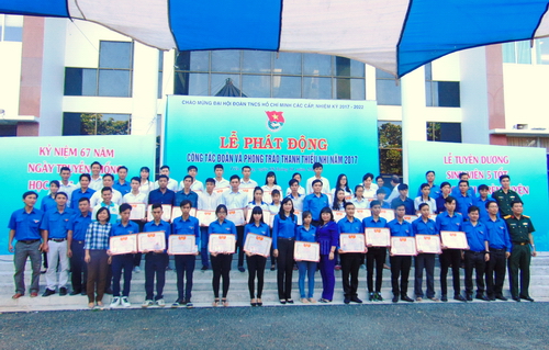  Tuyên dương 39 cá nhân đạt danh hiệu “Sinh viên 5 tốt”, “Học sinh 03 rèn luyện” cấp tỉnh năm học 2016 - 2017